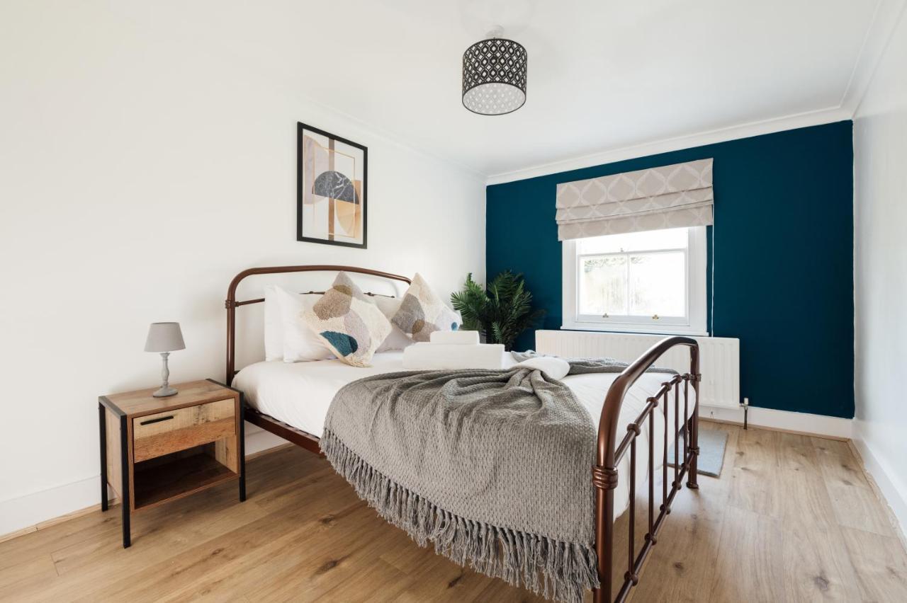 Stunning & Stylish 2 Bed Flat In West Leilighet London
