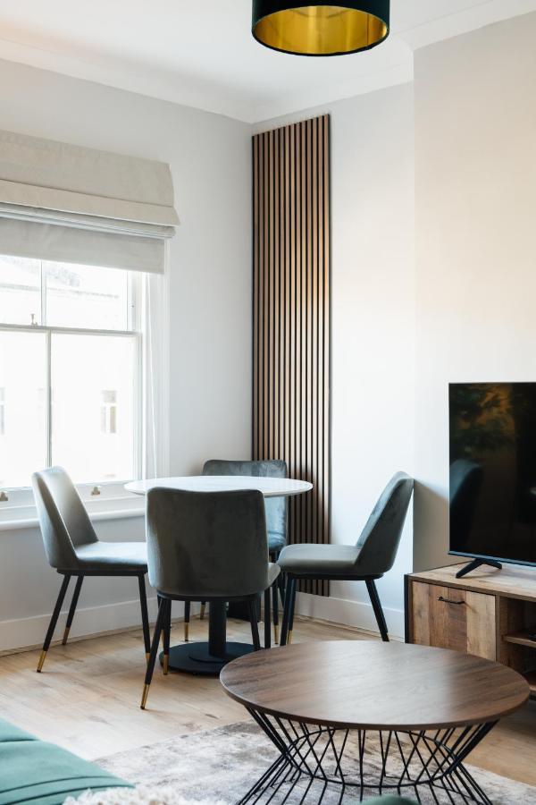 Stunning & Stylish 2 Bed Flat In West Leilighet London