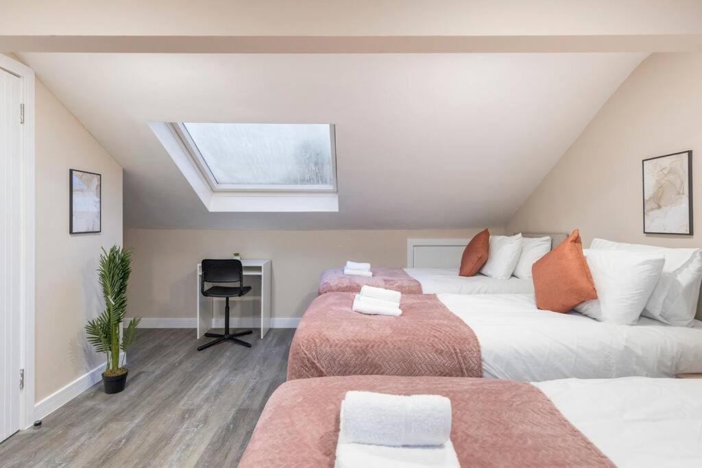 Convenient Spacious House Next Seven Sisters Station Apartment *
