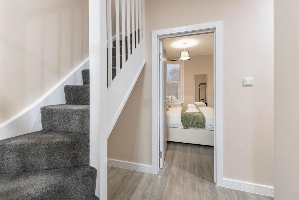 Convenient Spacious House Next Seven Sisters Station Apartment *