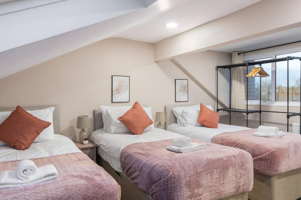 Convenient Spacious House Next Seven Sisters Station Apartment