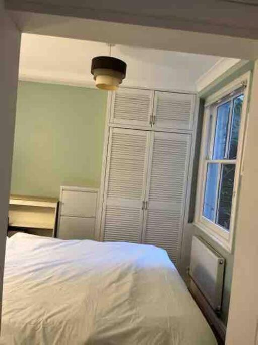 Kensington With 2 Bedrooms 1 Living And Patio Leilighet