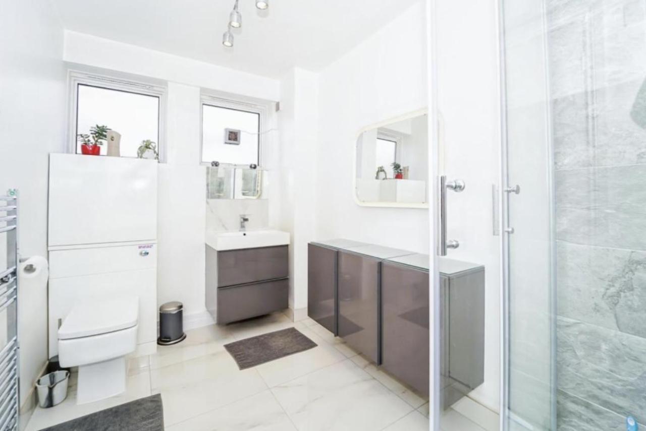 Spacious Modern Family Bedroom In Central London