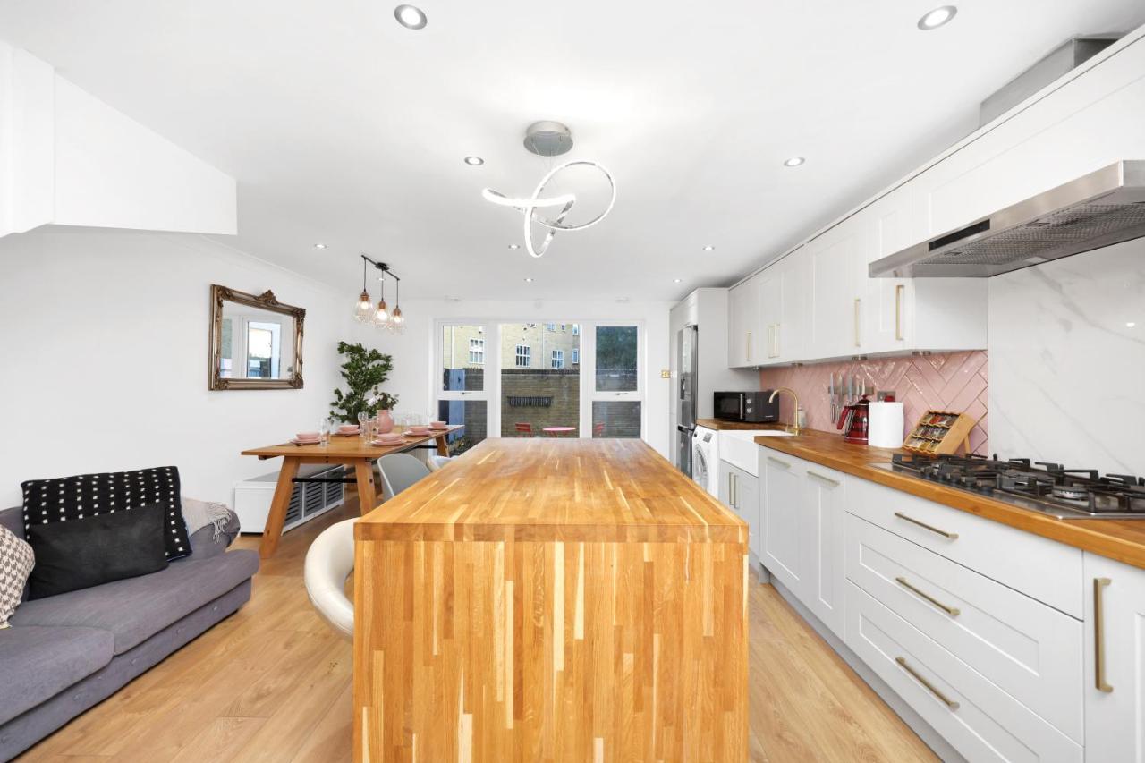 Apartment Lovely 3 Bedroom House Short Term & Flexible Renting Limehouse With Private Parking And Garden!