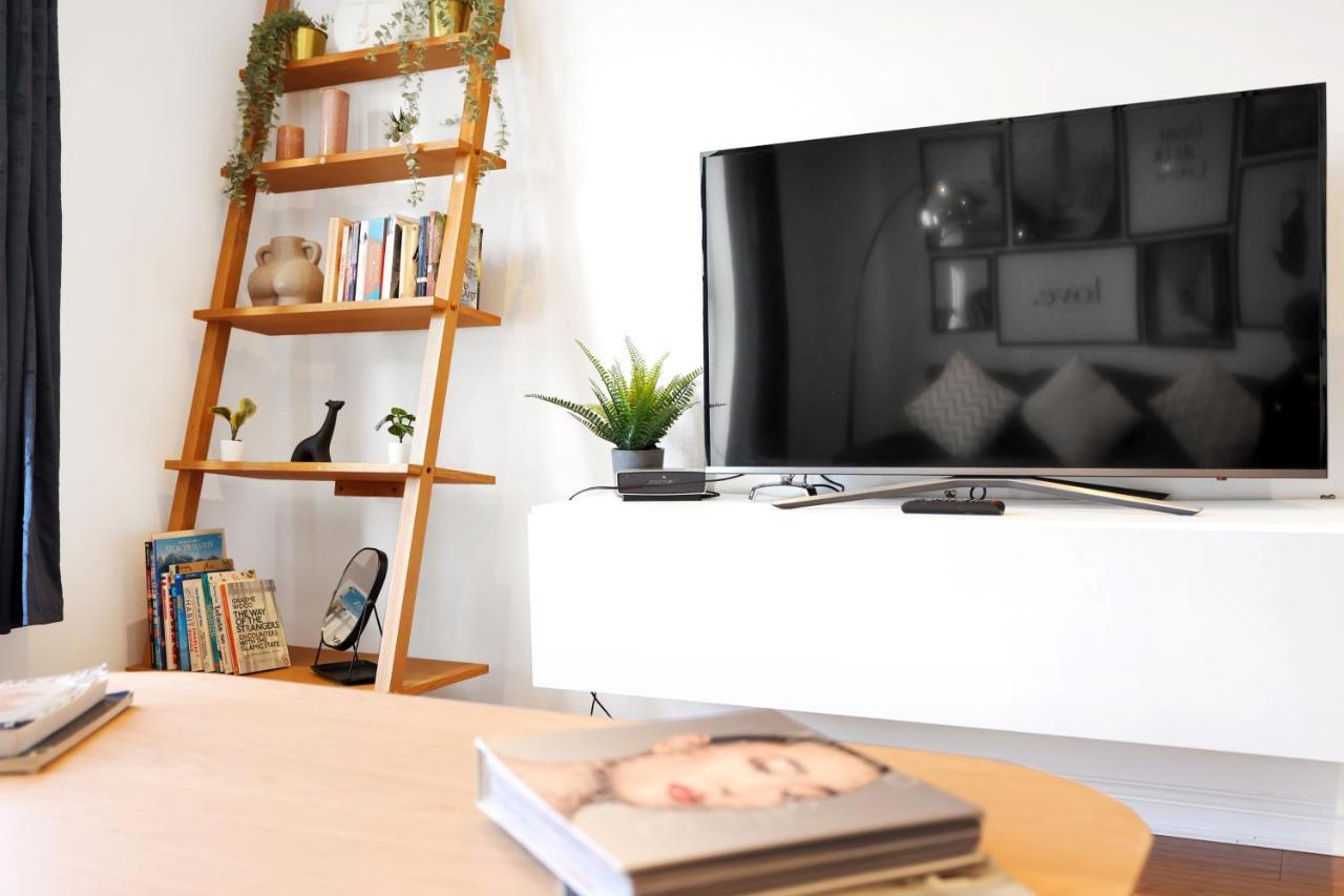 Lovely 3 Bedroom House Short Term & Flexible Renting Limehouse With Private Parking And Garden! *
