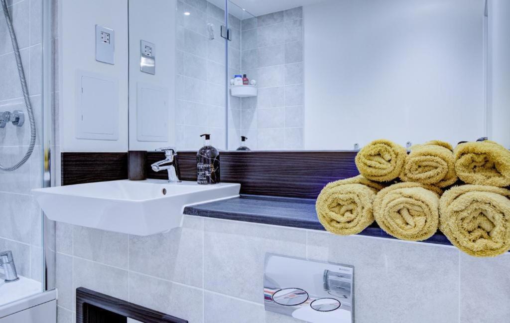 Luxury 2 Bed Flat In A New Block In East Acton Londen