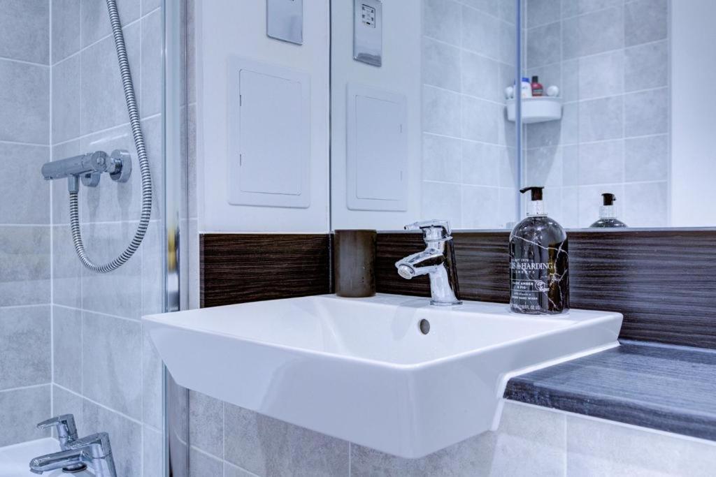 Luxury 2 Bed Flat In A New Block In East Acton Appartement Londen