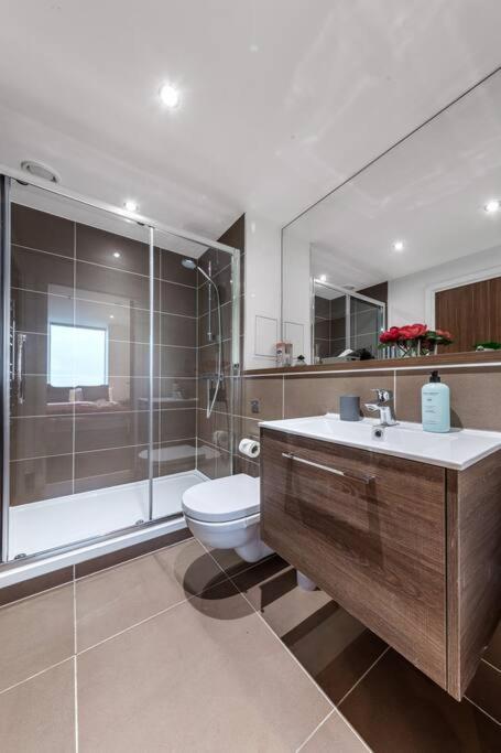 One Bedroom Flat In Bp36 Apartment London