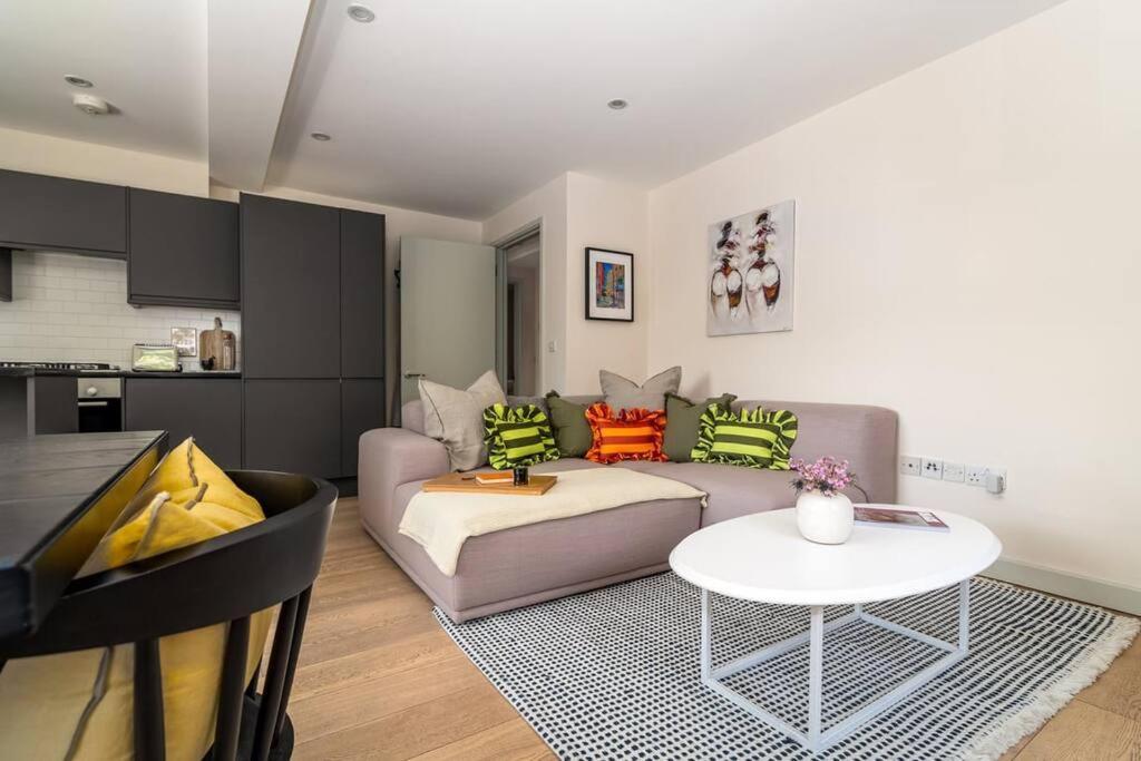 2 Bedroom In Bridge Apartment London