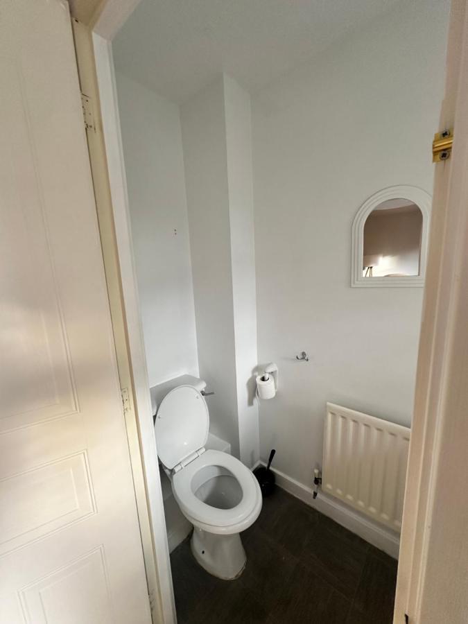 3 Bedroom House 2 Stops From Bridge *