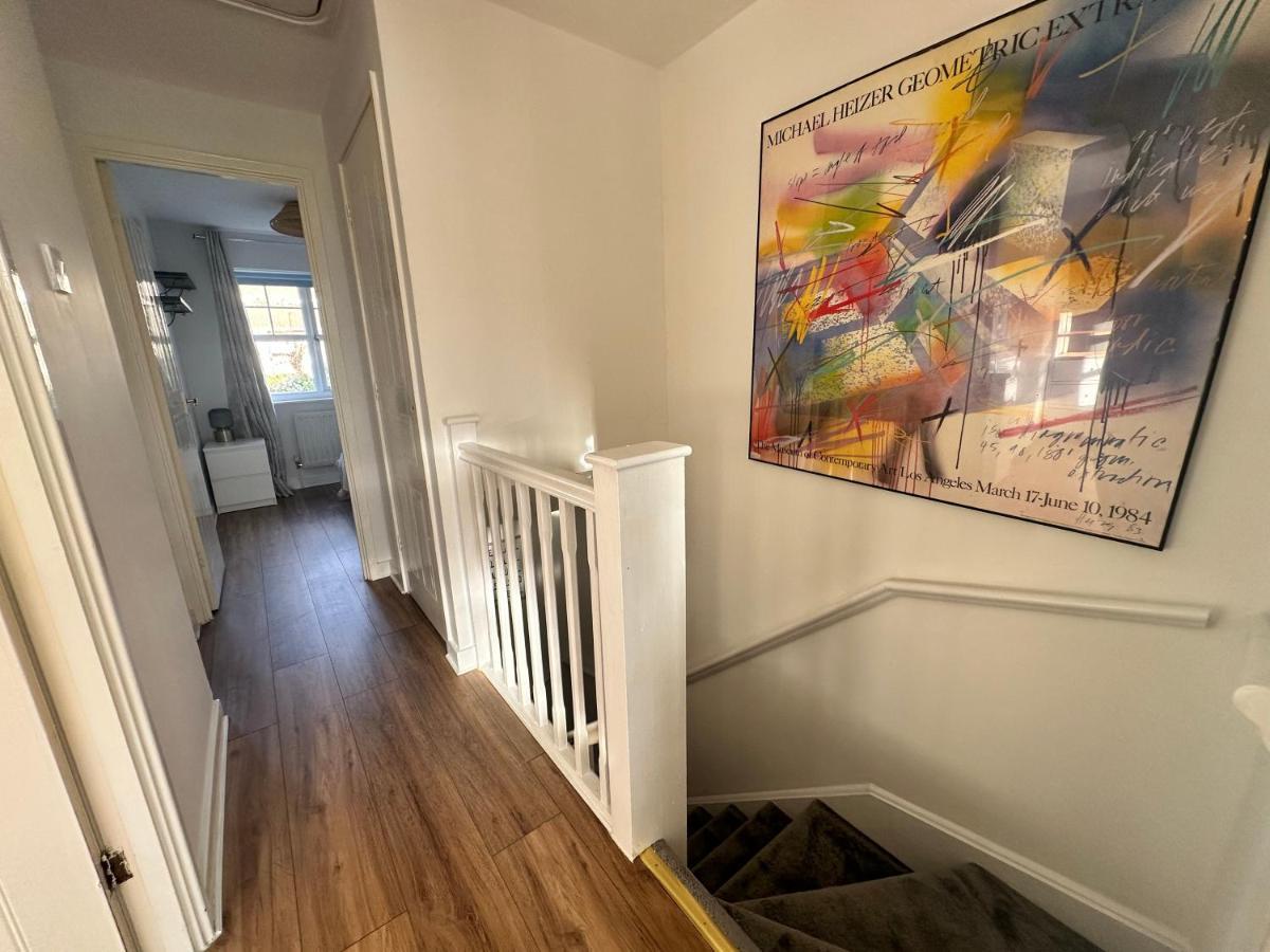 3 Bedroom House 2 Stops From Bridge Holiday home London