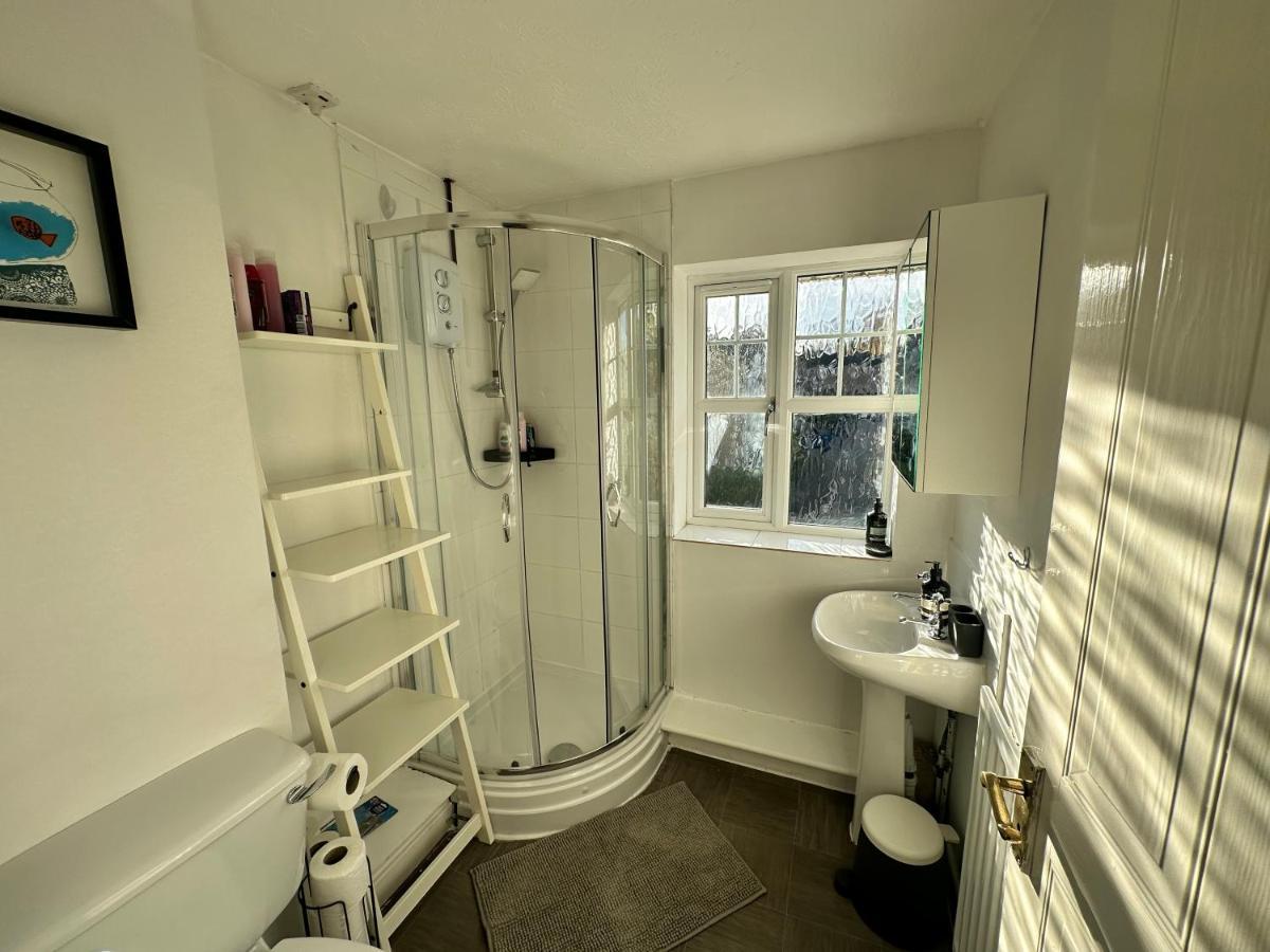 3 Bedroom House 2 Stops From Bridge Holiday home *