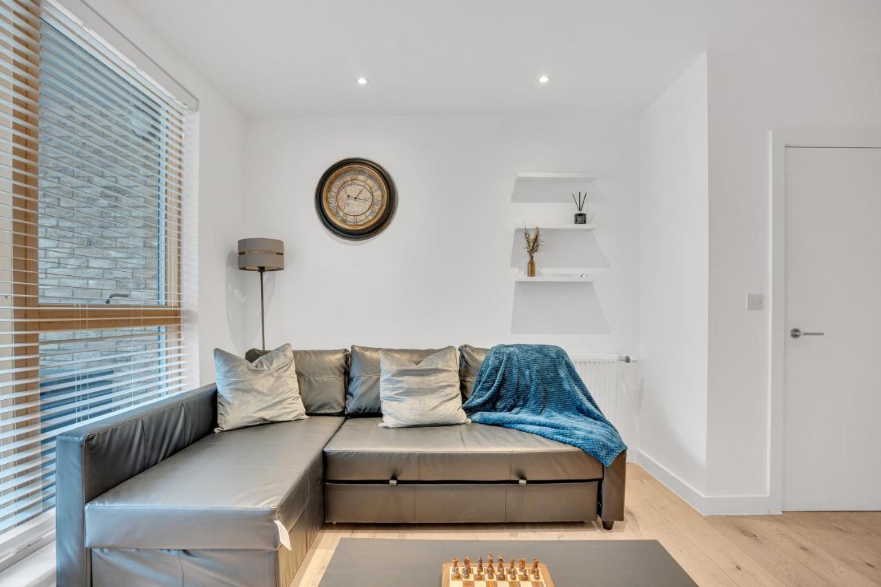 Spacious 2 Bedroom With Balcony *