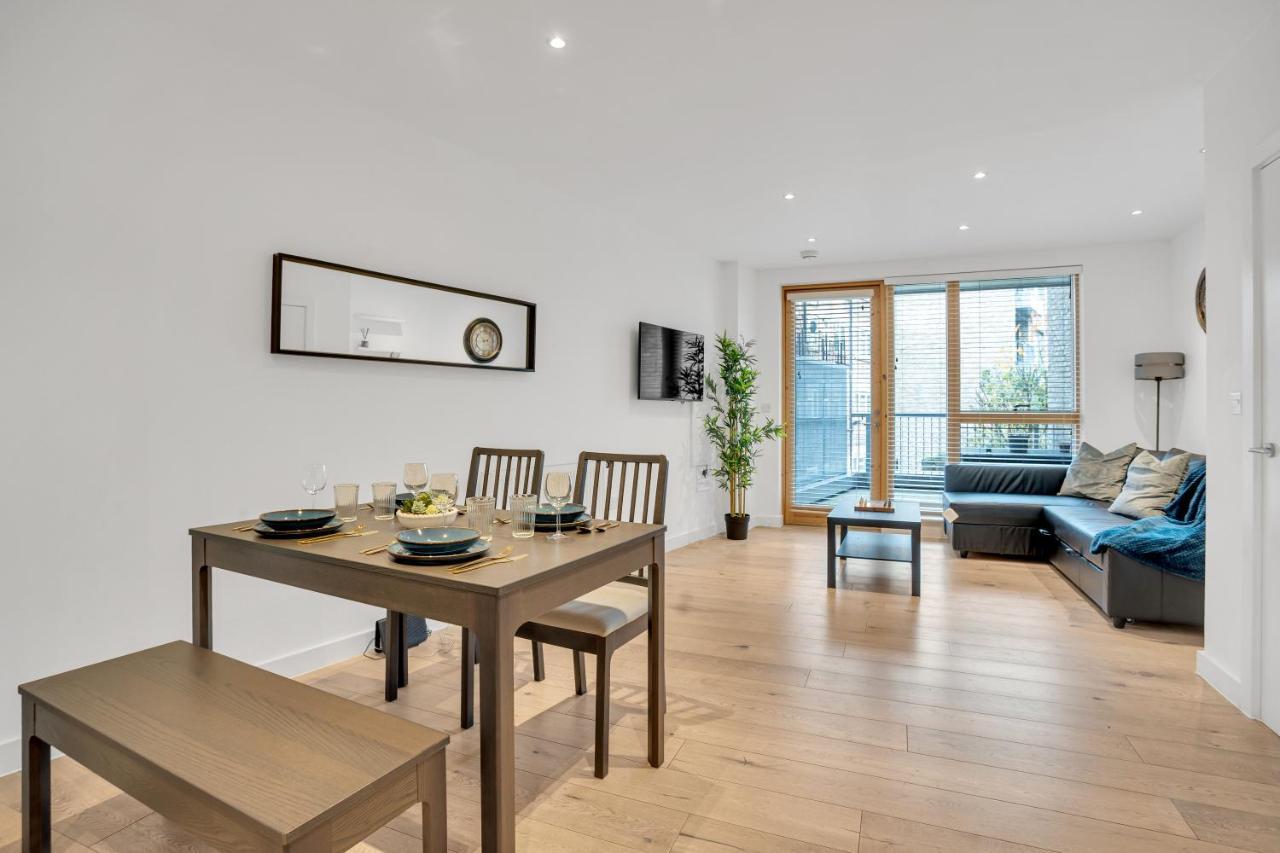 Spacious 2 Bedroom With Balcony Apartment London