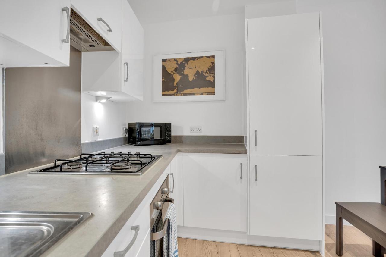 Spacious 2 Bedroom With Balcony London