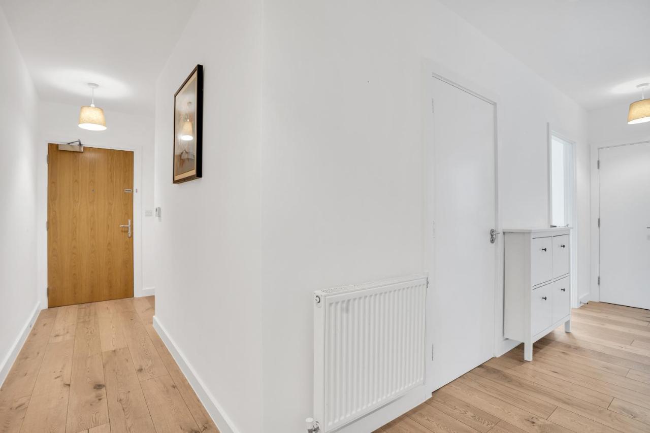 Spacious 2 Bedroom With Balcony * London