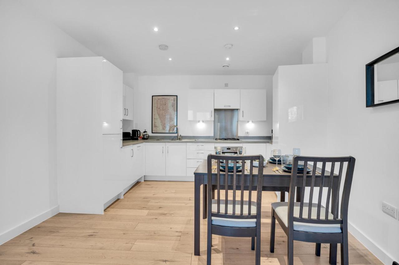 Spacious 2 Bedroom With Balcony Apartment *