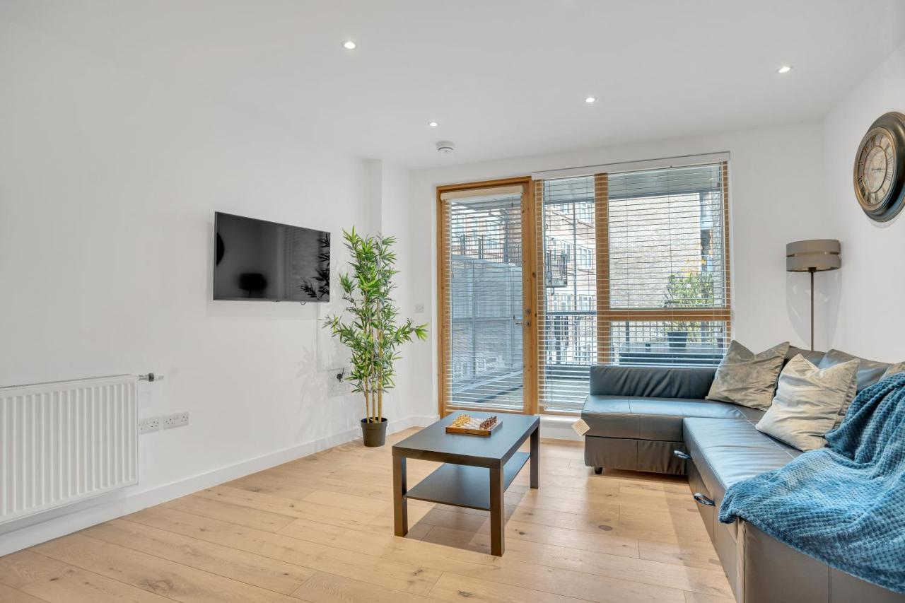 Spacious 2 Bedroom With Balcony * London