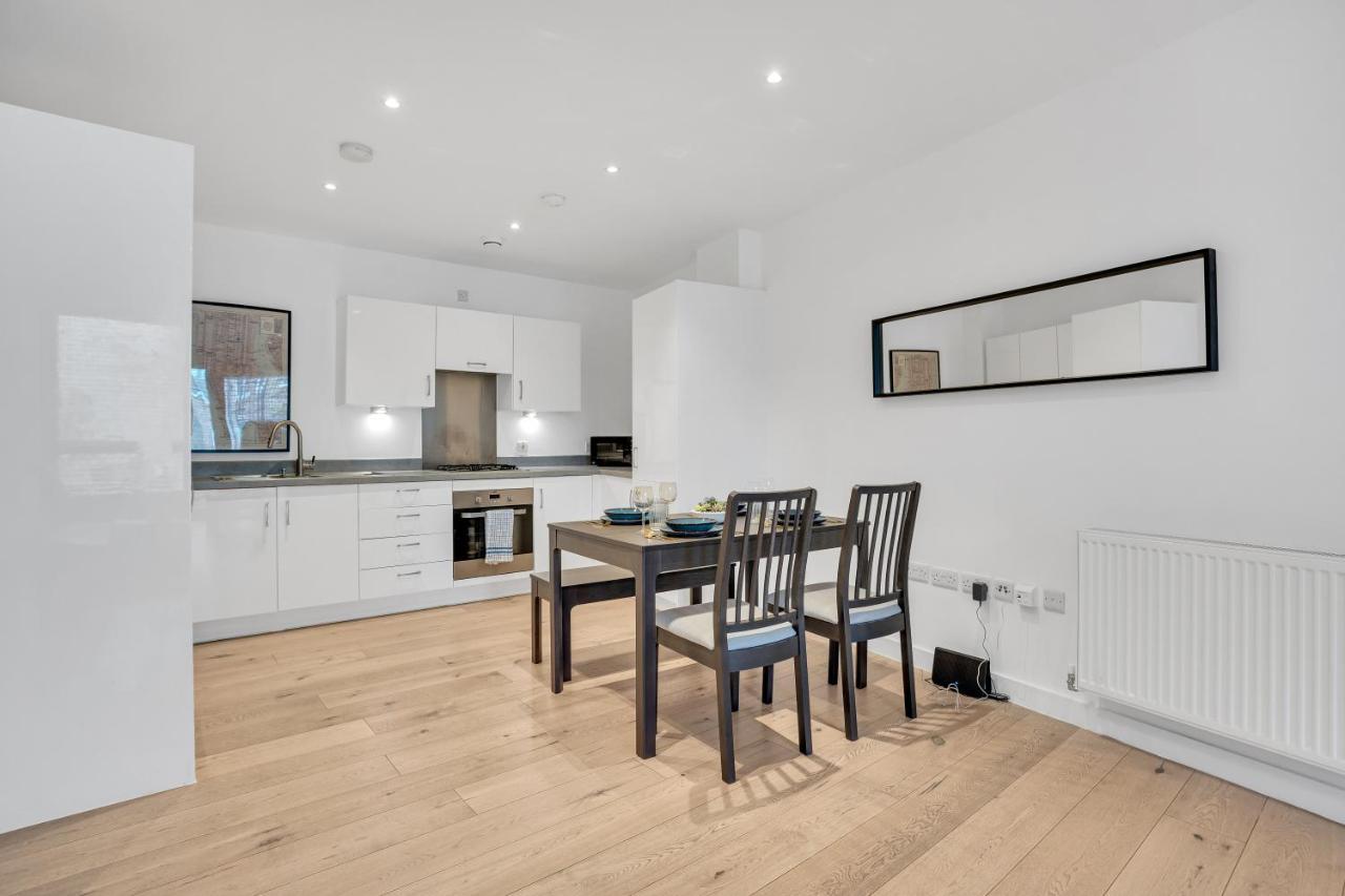 Spacious 2 Bedroom With Balcony Apartment London