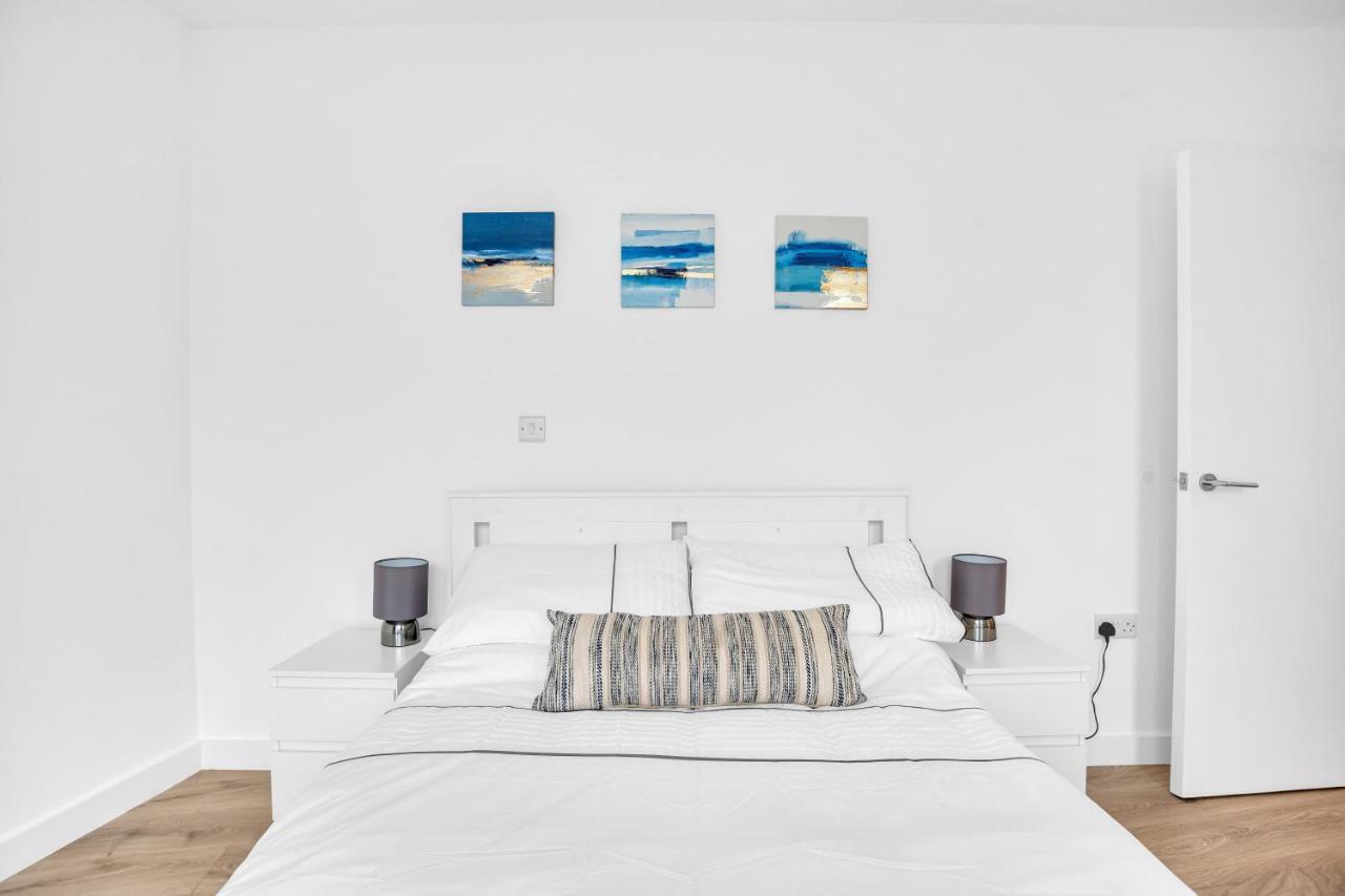 Spacious 2 Bedroom With Balcony
