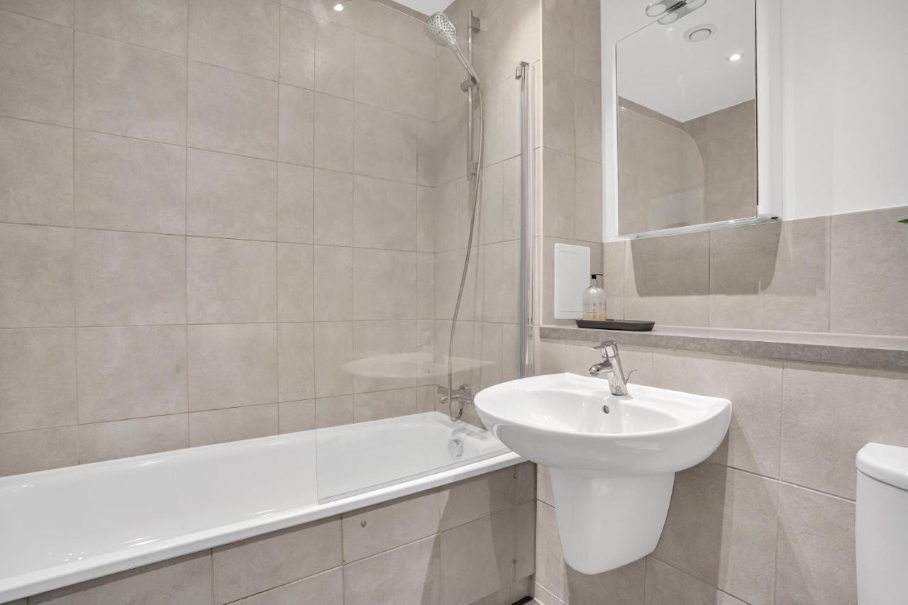 Spacious 2 Bedroom With Balcony London