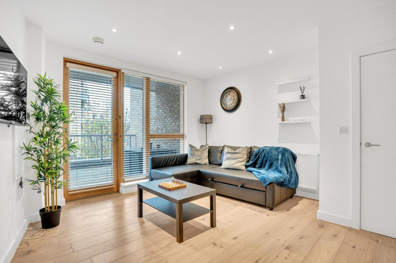 Spacious 2 Bedroom With Balcony London