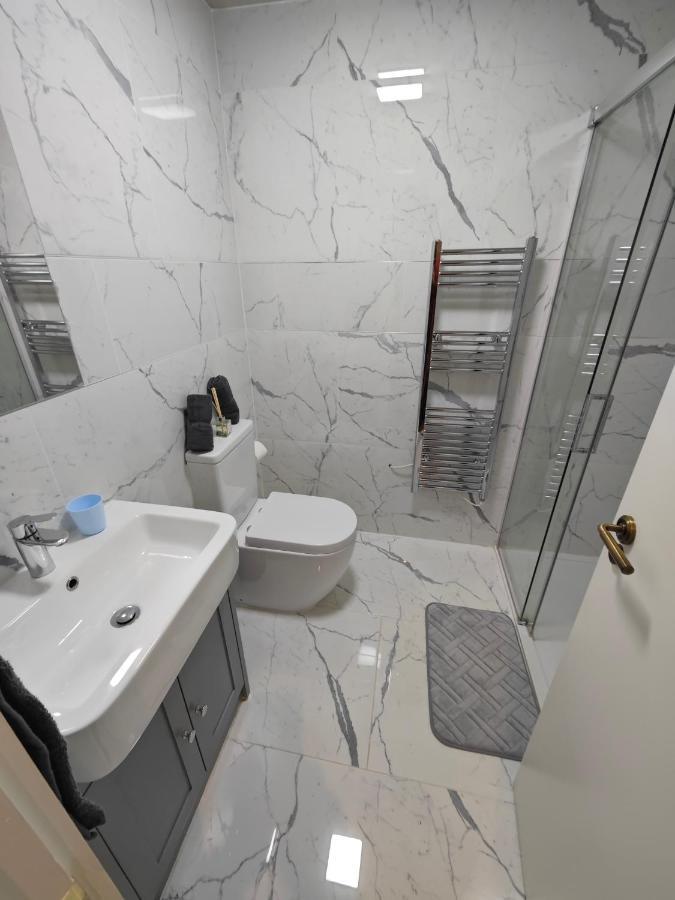 2 Bedroom Flat In Wood Piccadilly Line Apartment