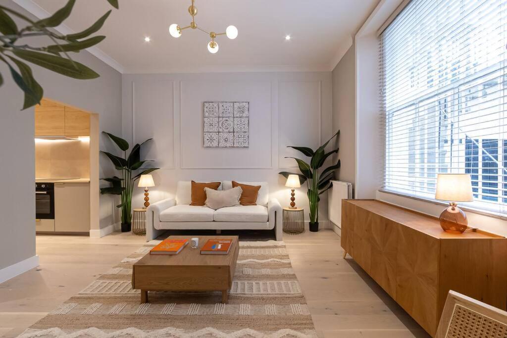 Elegance: A Symphony Of High-end Decor Apartment London