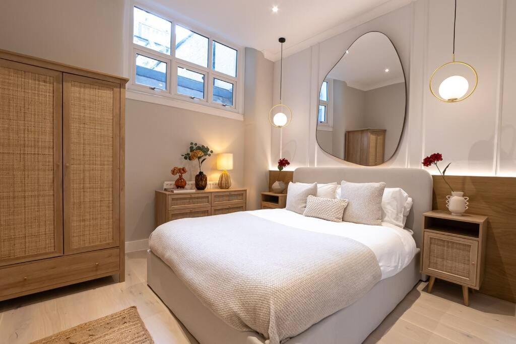 Elegance: A Symphony Of High-end Decor * London