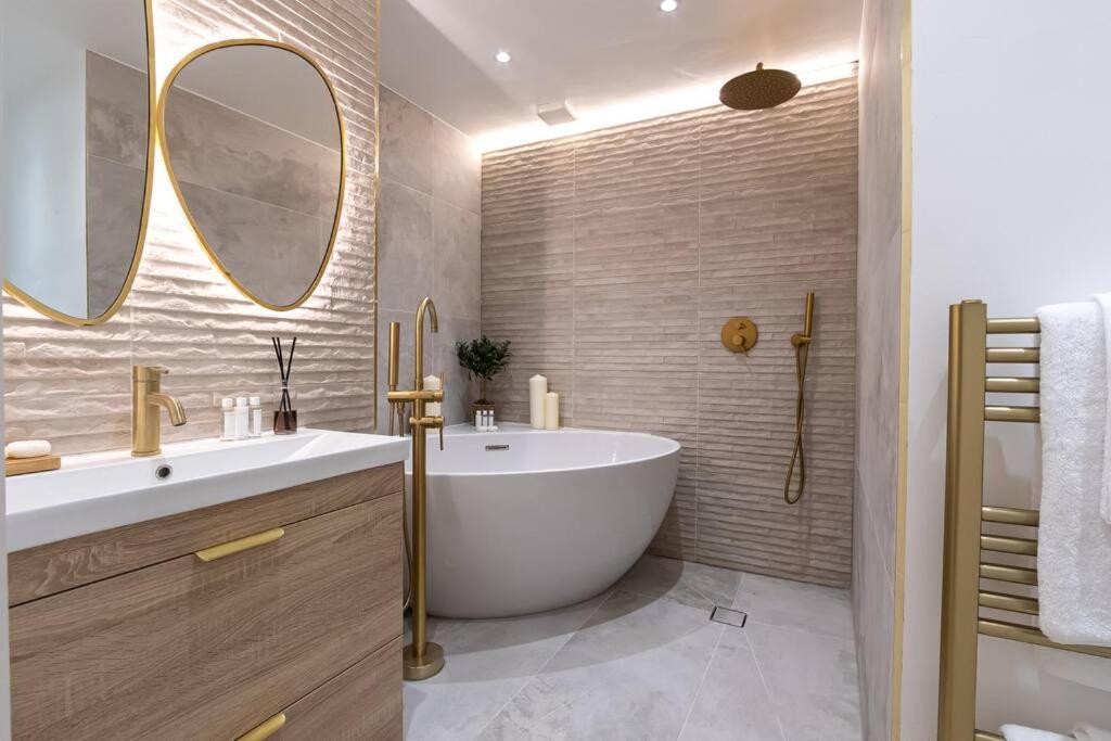 Apartment Elegance: A Symphony Of High-end Decor *