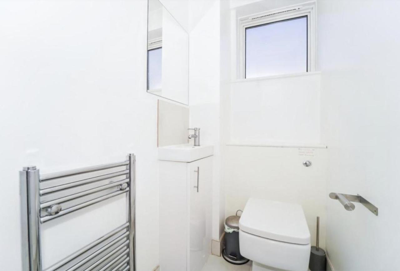 Spacious Modern Family Bedroom In Central London