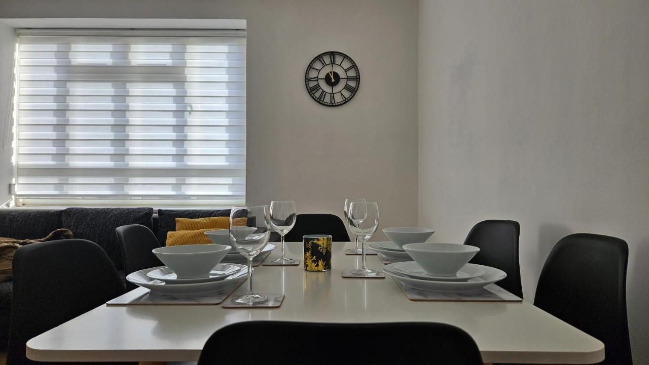 Spacious Two Bedroom In Battersea, Free Parking Apartment