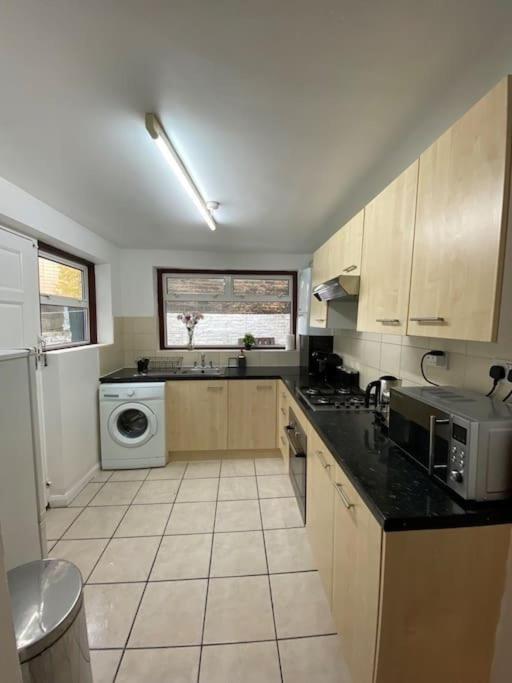 Entire 2 Bed Flat 10 Mins To Central Leilighet London