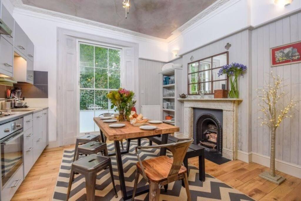 The Camden Chic Townhouse - Accommodates 14 Guests *