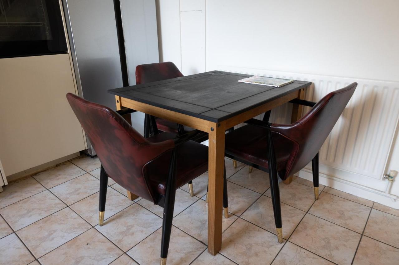 - 4 Bed - Sleeps 8 - Garden - Pet Friendly *