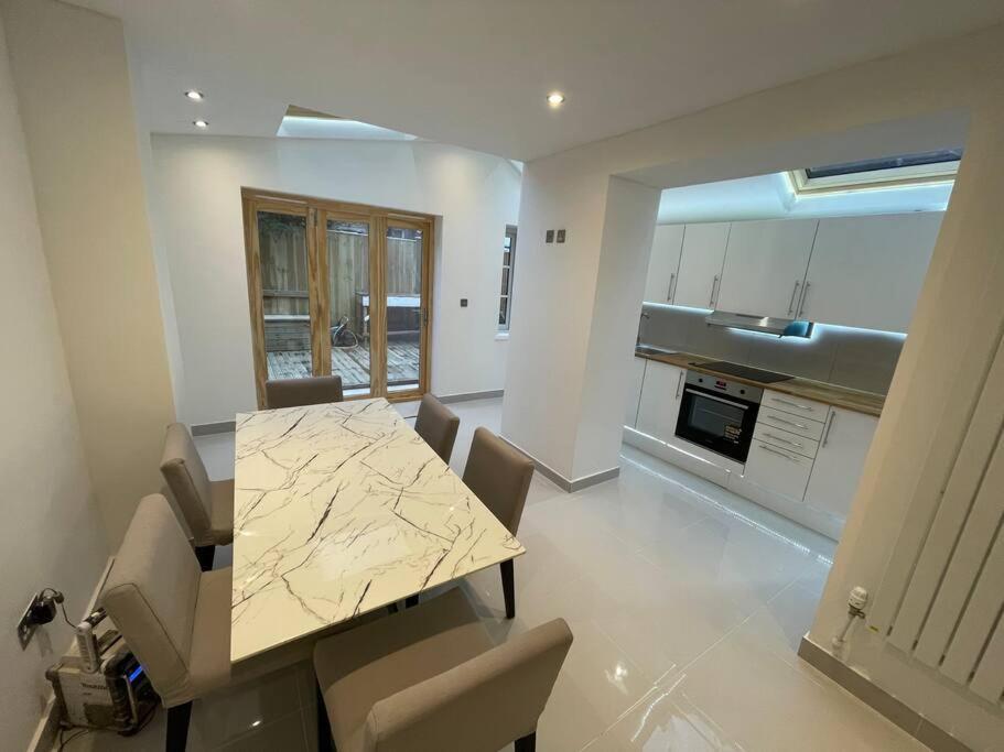 A Beautiful Terraced House In Central * London