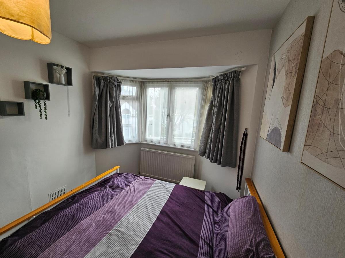 Large 4 Bedrooms Golders Londres