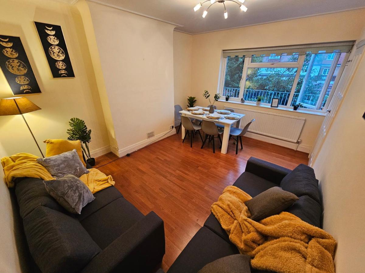 Large 4 Bedrooms Golders * Londres