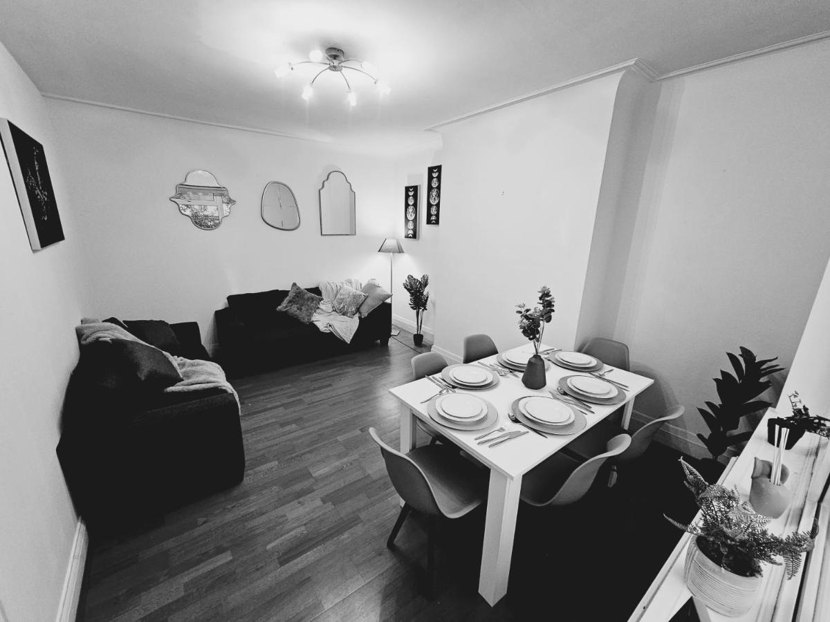 Large 4 Bedrooms Golders * Londres