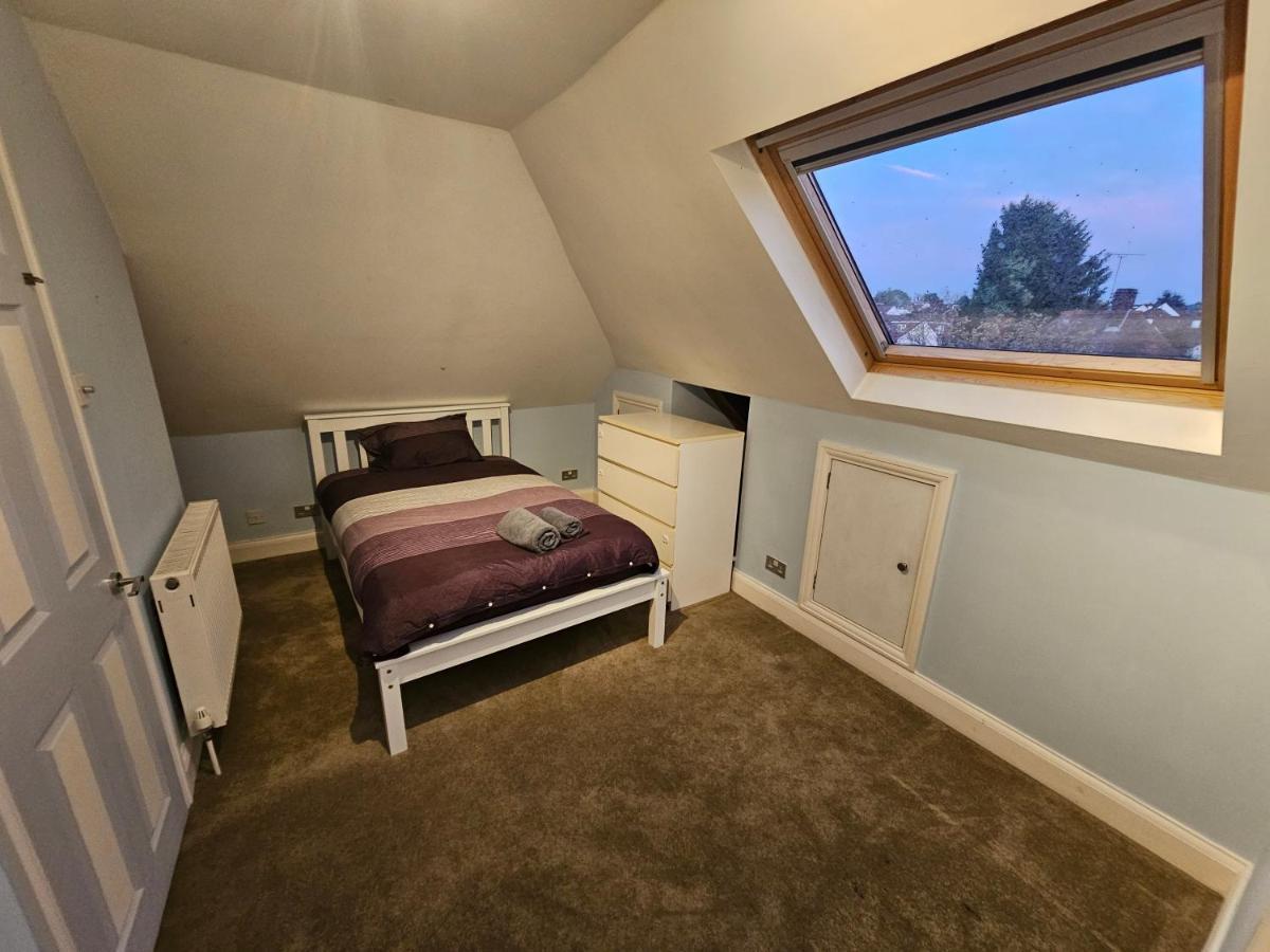 Large 4 Bedrooms Golders * Londres