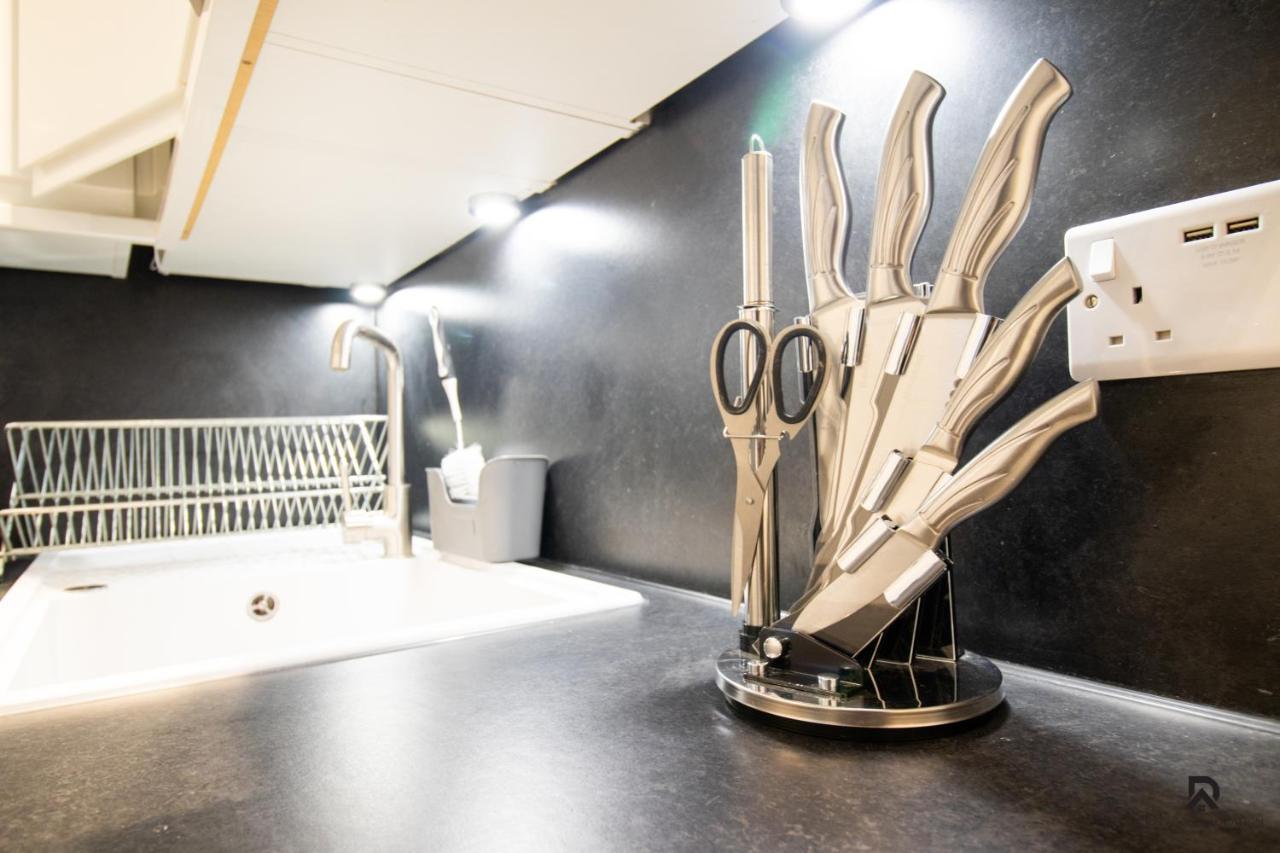 Newly Launched Two Bedroom By Den Short Lets & Serviced With Garden * Londen