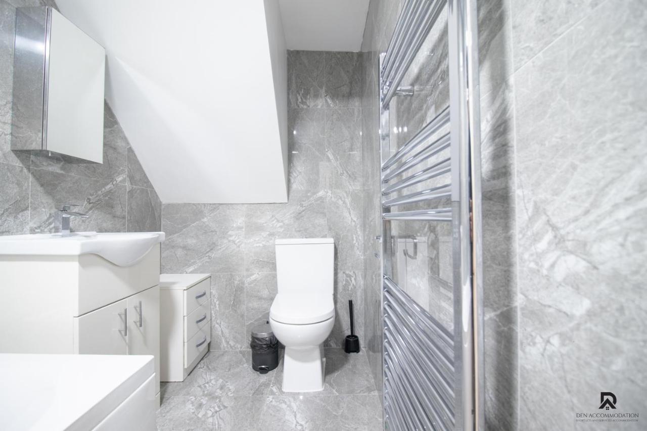 Newly Launched Two Bedroom By Den Short Lets & Serviced With Garden Appartement *