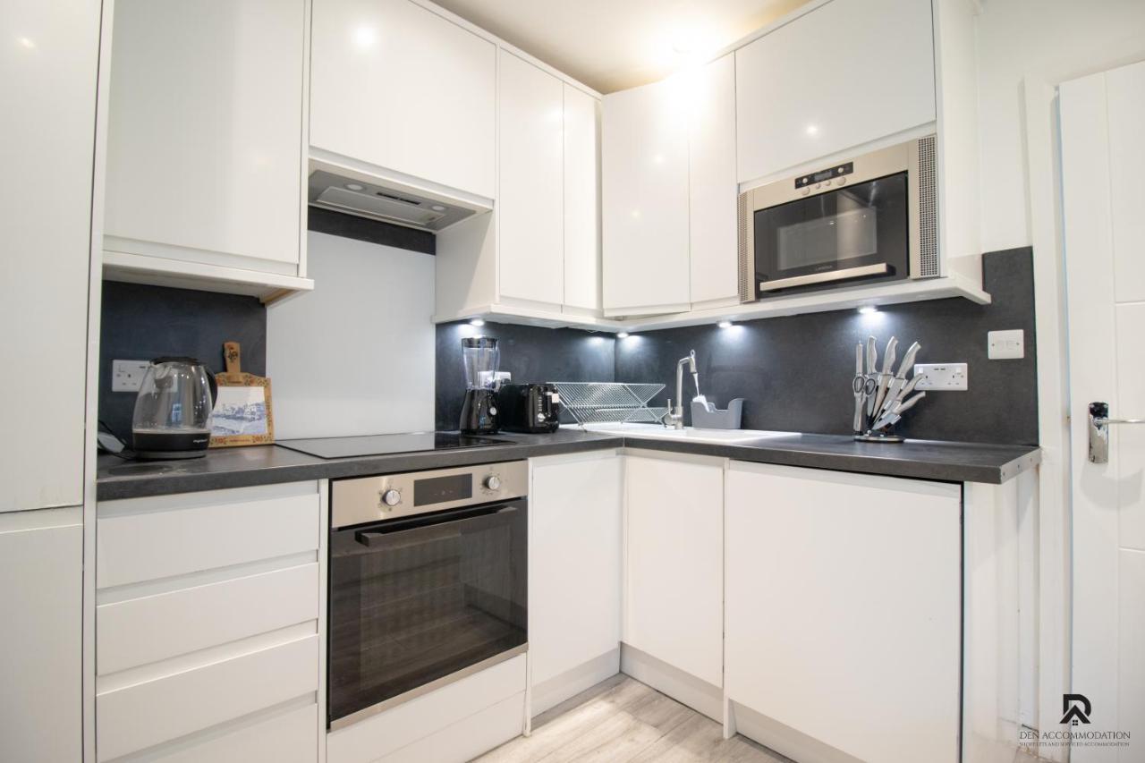 Appartement Newly Launched Two Bedroom By Den Short Lets & Serviced With Garden Londen