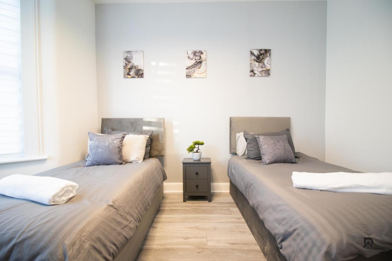 Newly Launched Two Bedroom By Den Short Lets & Serviced With Garden Appartement Londen