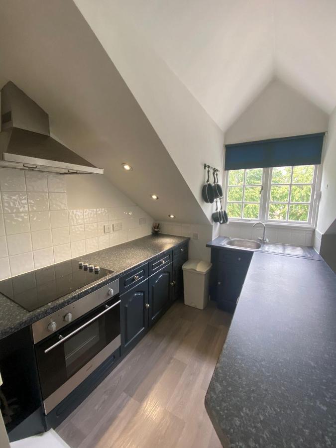 Impeccable 1-bed In Putney Village Apartment *