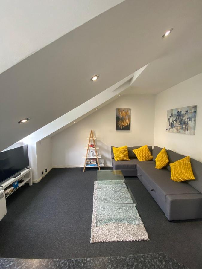 Impeccable 1-bed In Putney Village Apartment London