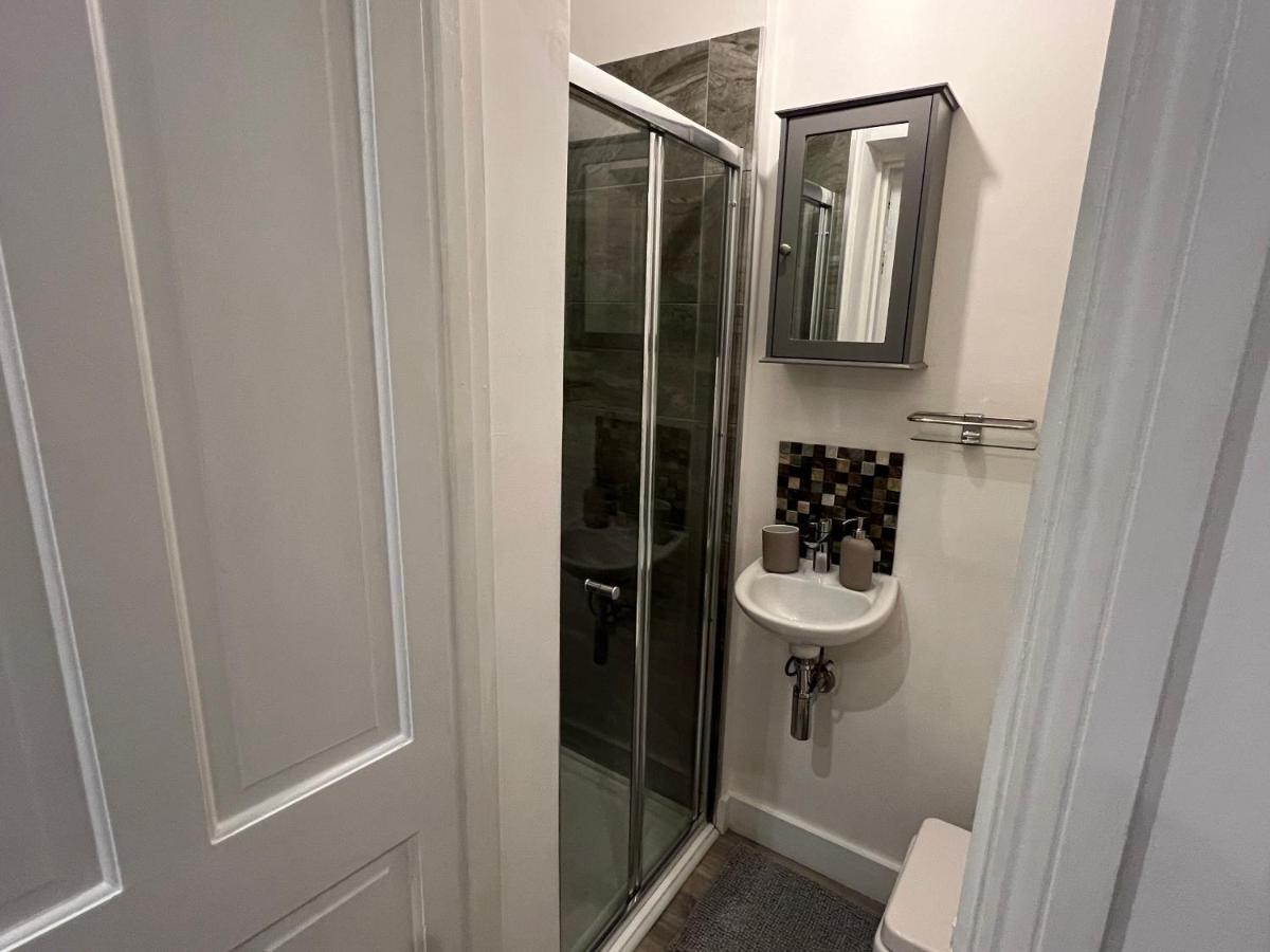 4 Bed House 10 Min Walk To Tube Сasa de vacaciones Londres