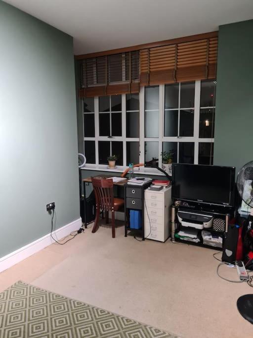 Whole Flat, Centrally Located, Light & Airy *