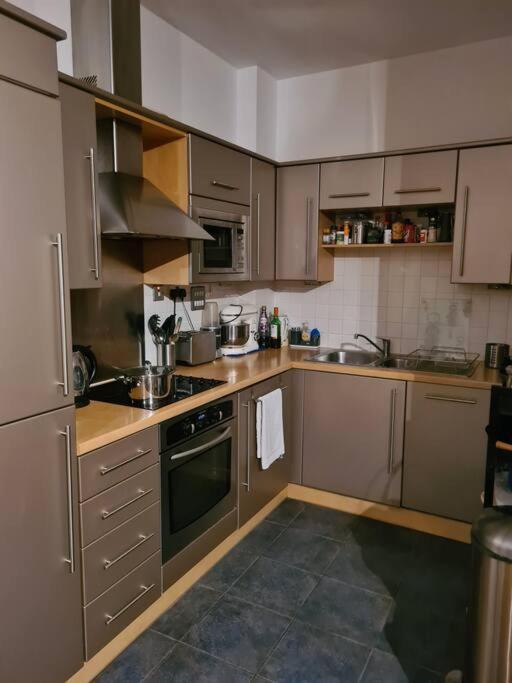 Whole Flat, Centrally Located, Light & Airy
