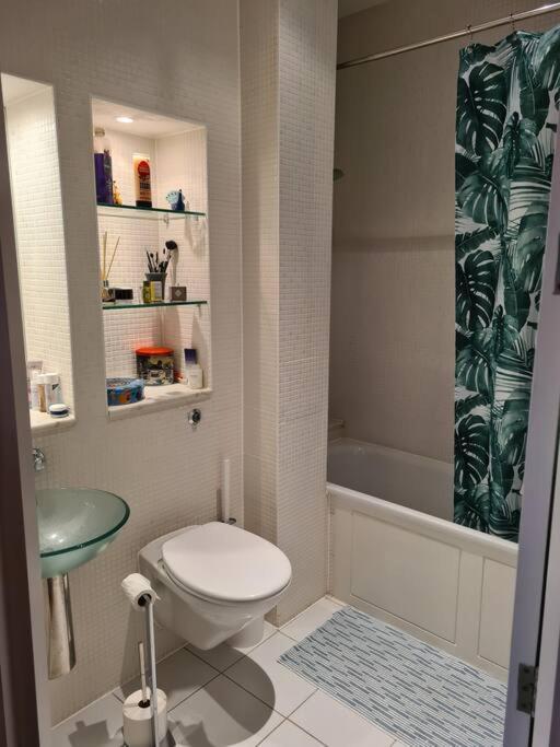 Whole Flat, Centrally Located, Light & Airy Apartment *